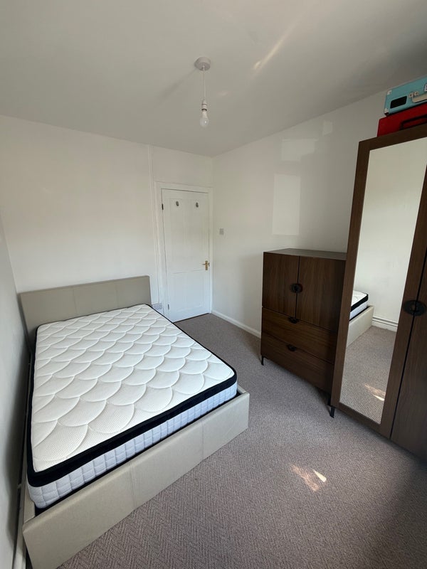 Room Pitt Crescent in Greater London