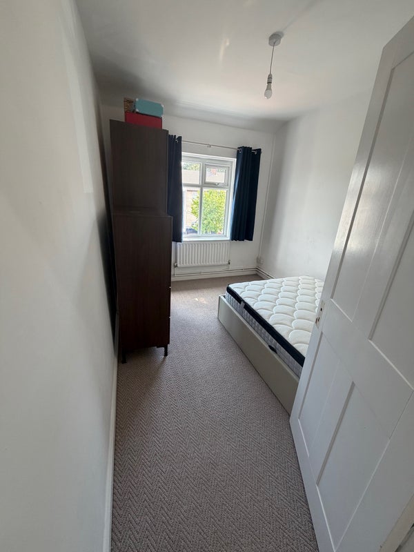 Room Pitt Crescent in Greater London