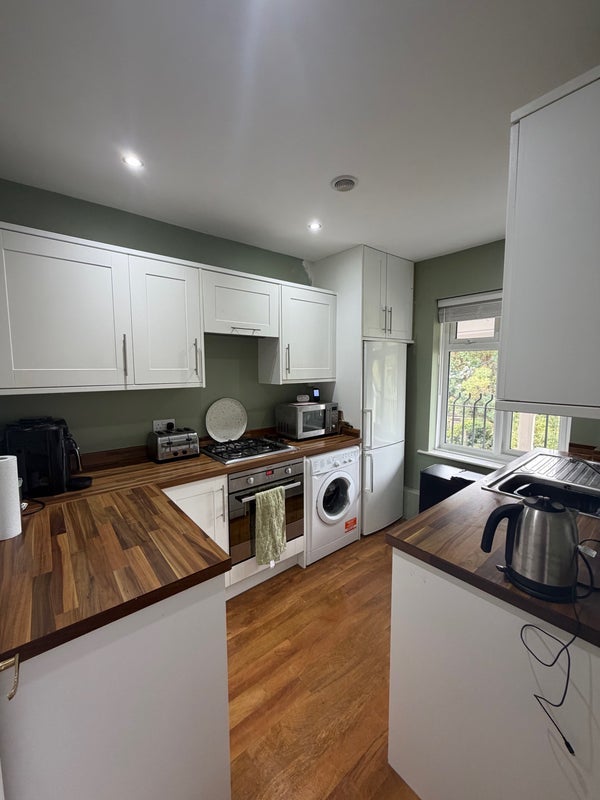 Room Pitt Crescent in Greater London
