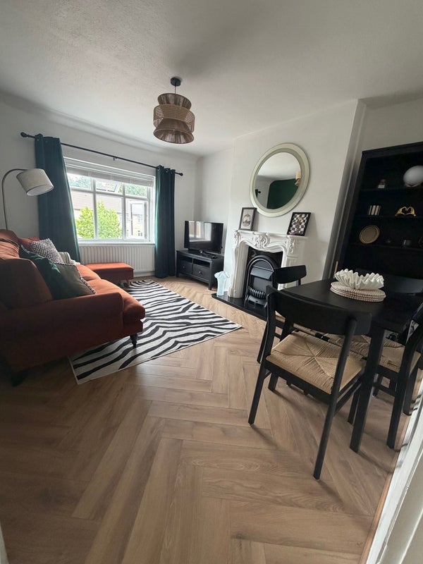 Room Pitt Crescent in Greater London
