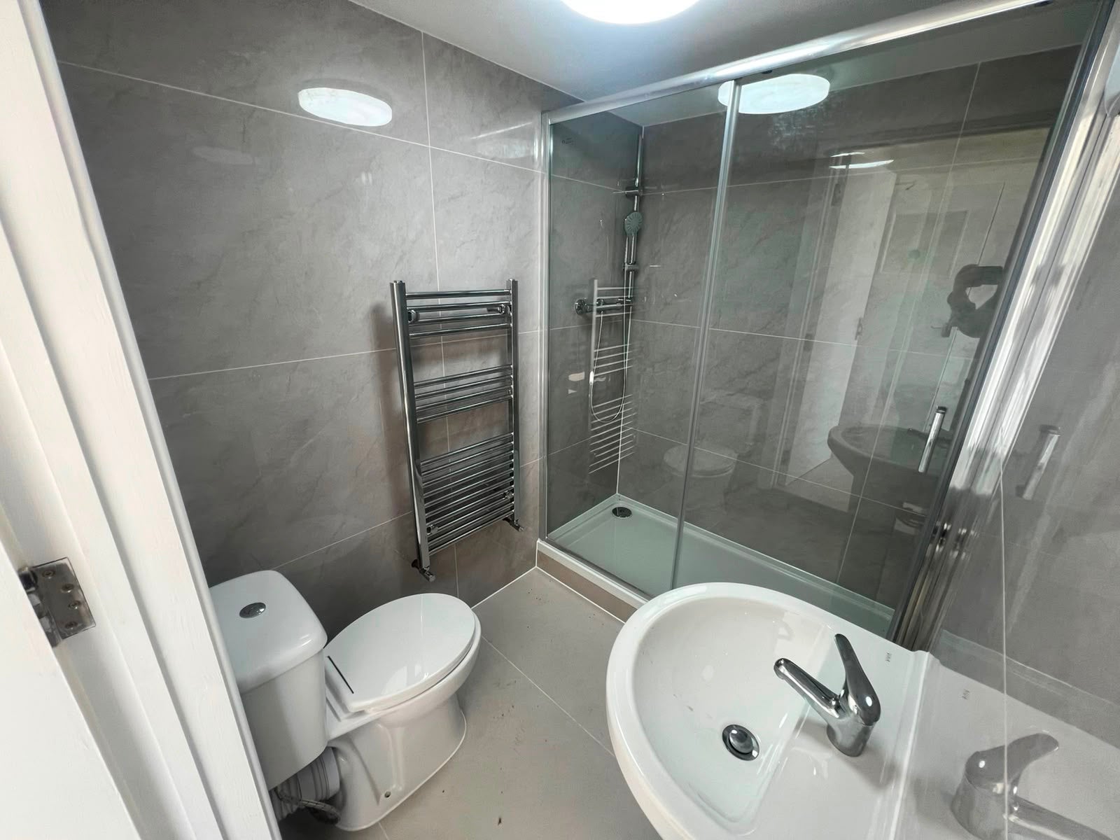Room Currey Road in Greater London