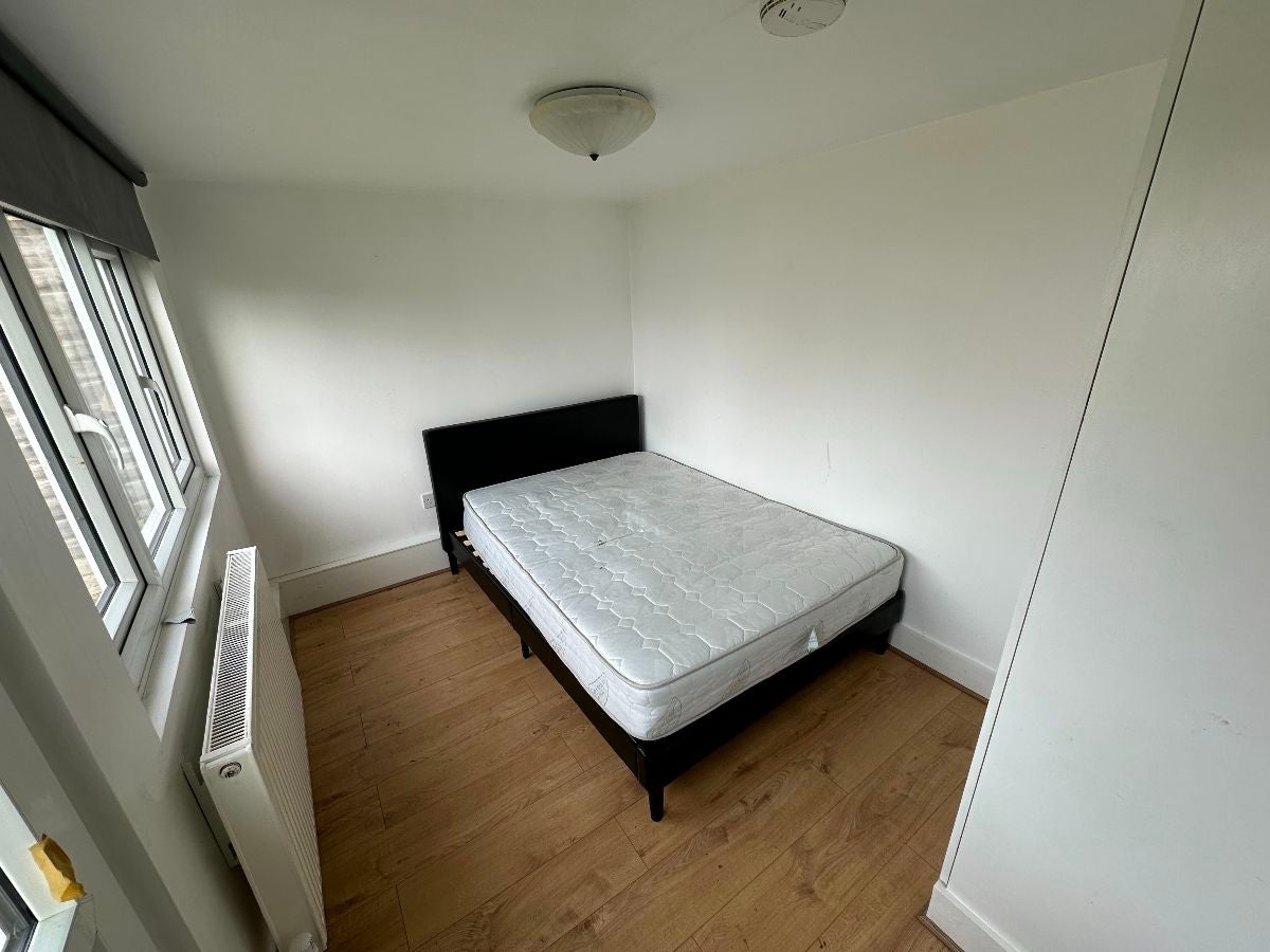 Room Currey Road in Greater London