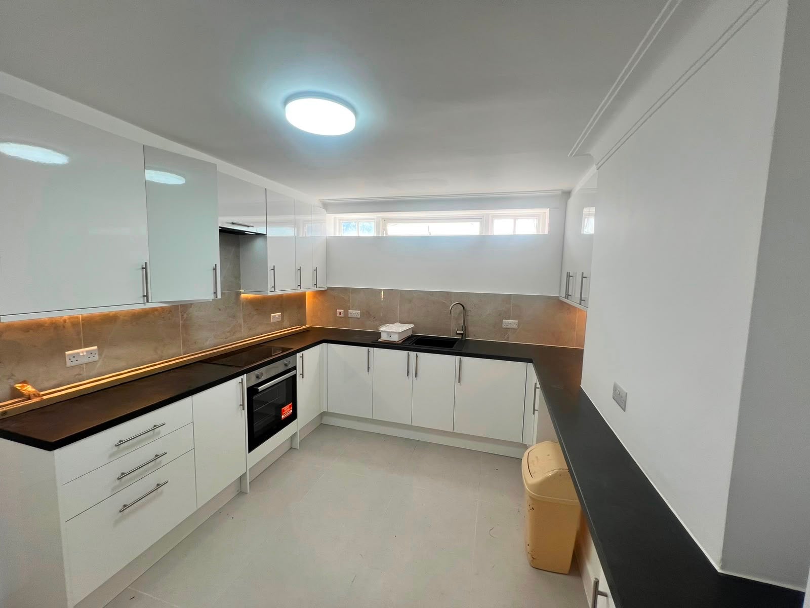 Room Currey Road in Greater London