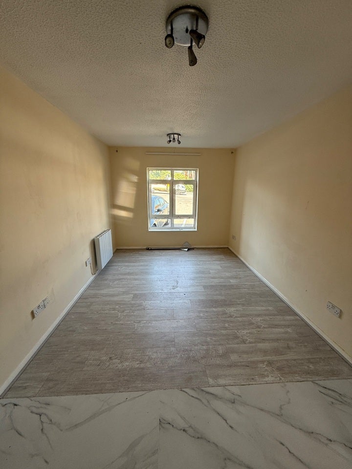 Flat Seymour Road in Trowbridge