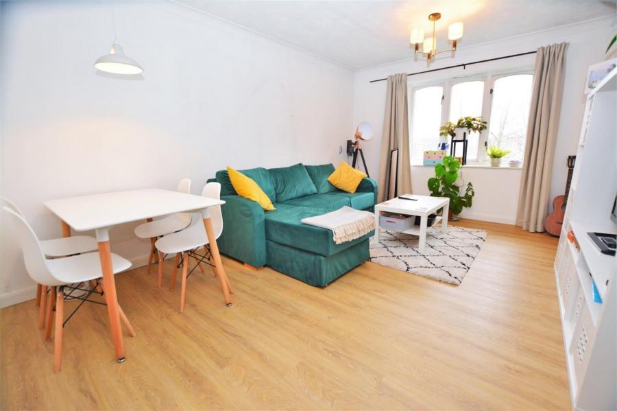 Flat Fair Acres in Greater London