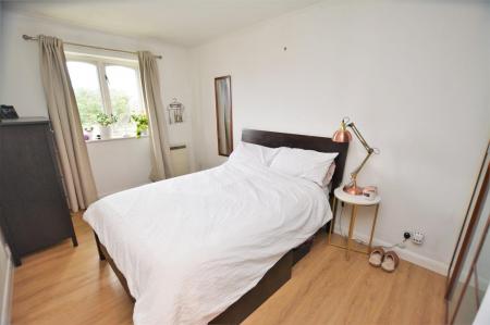 Flat Fair Acres in Greater London