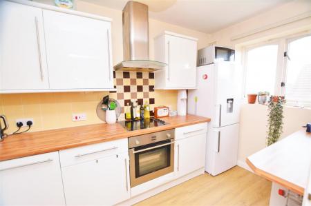 Flat Fair Acres in Greater London