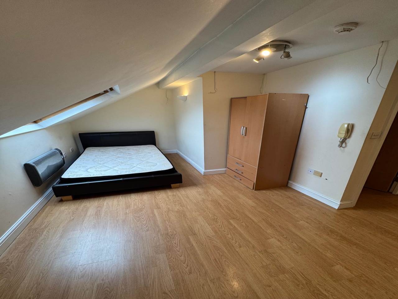 Room Penarth Road in Cardiff