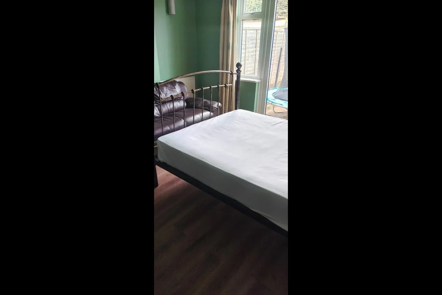 Room Cleveland Road in Greater London