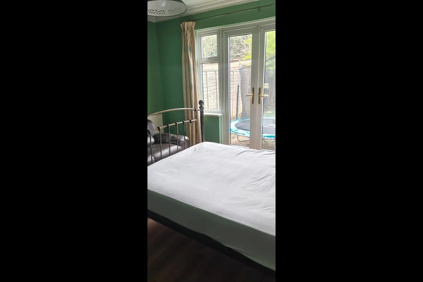Room Cleveland Road in Greater London