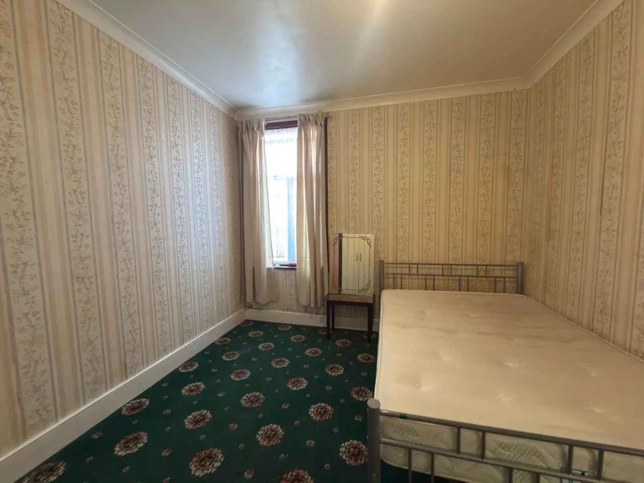 Flat First Avenue in Greater London