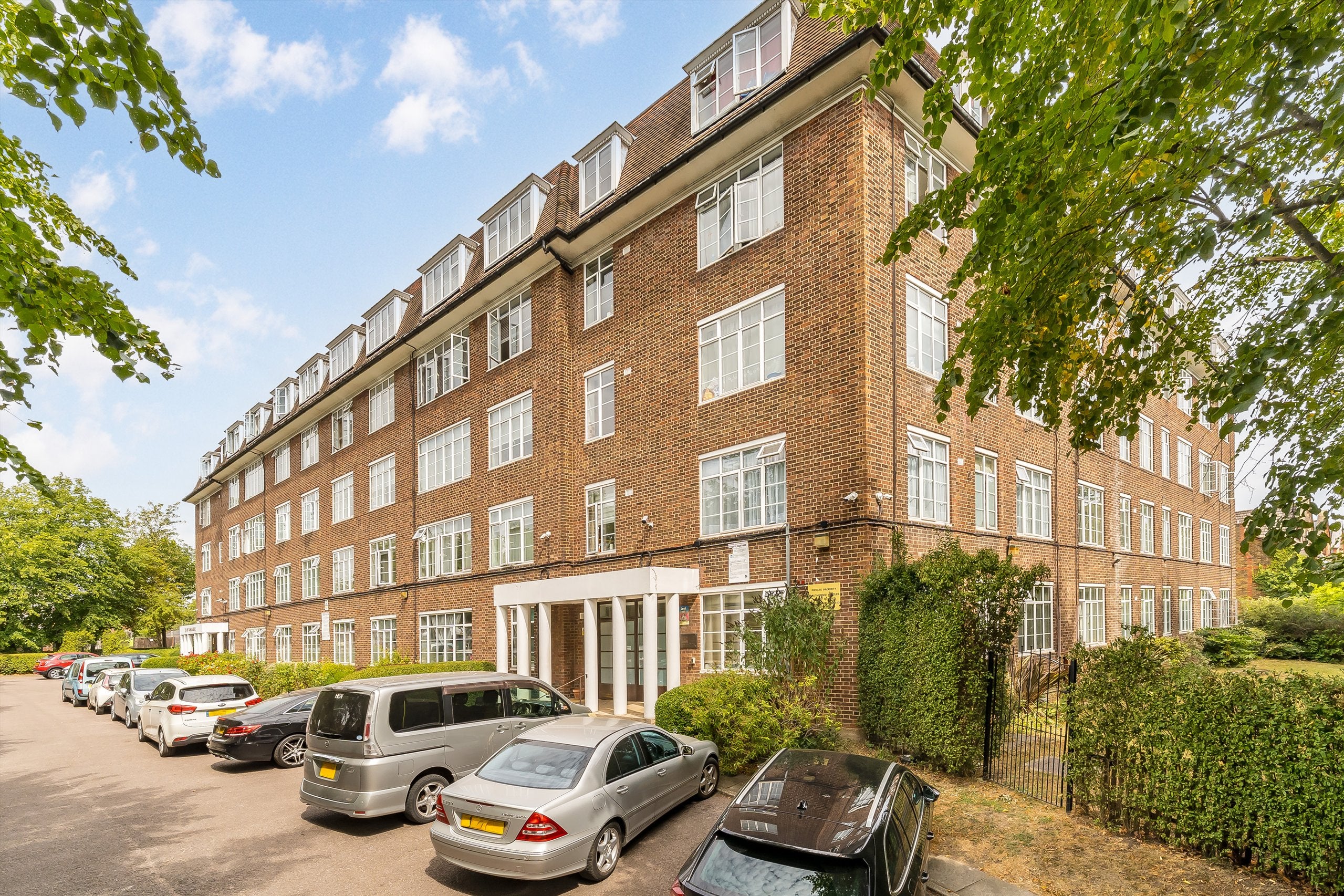 Flat Willesden Lane in Greater London