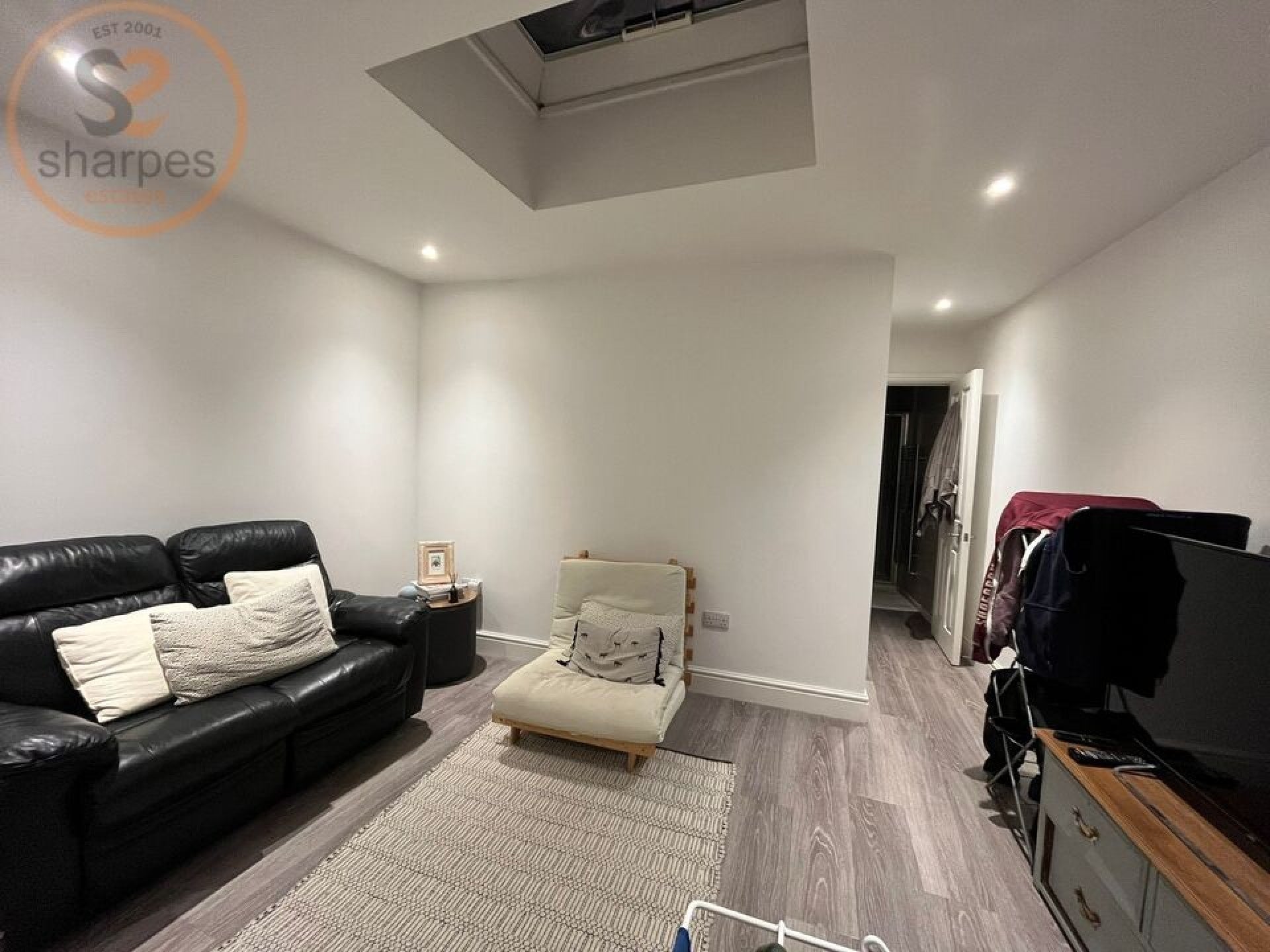 Flat Cowdrey Road in Greater London