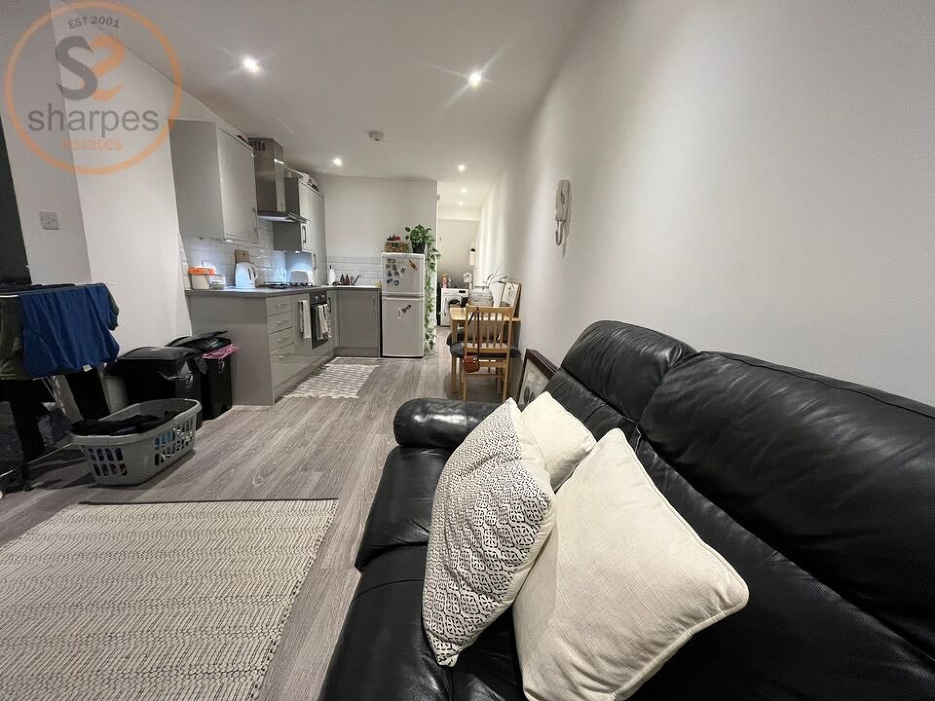 Flat Cowdrey Road in Greater London