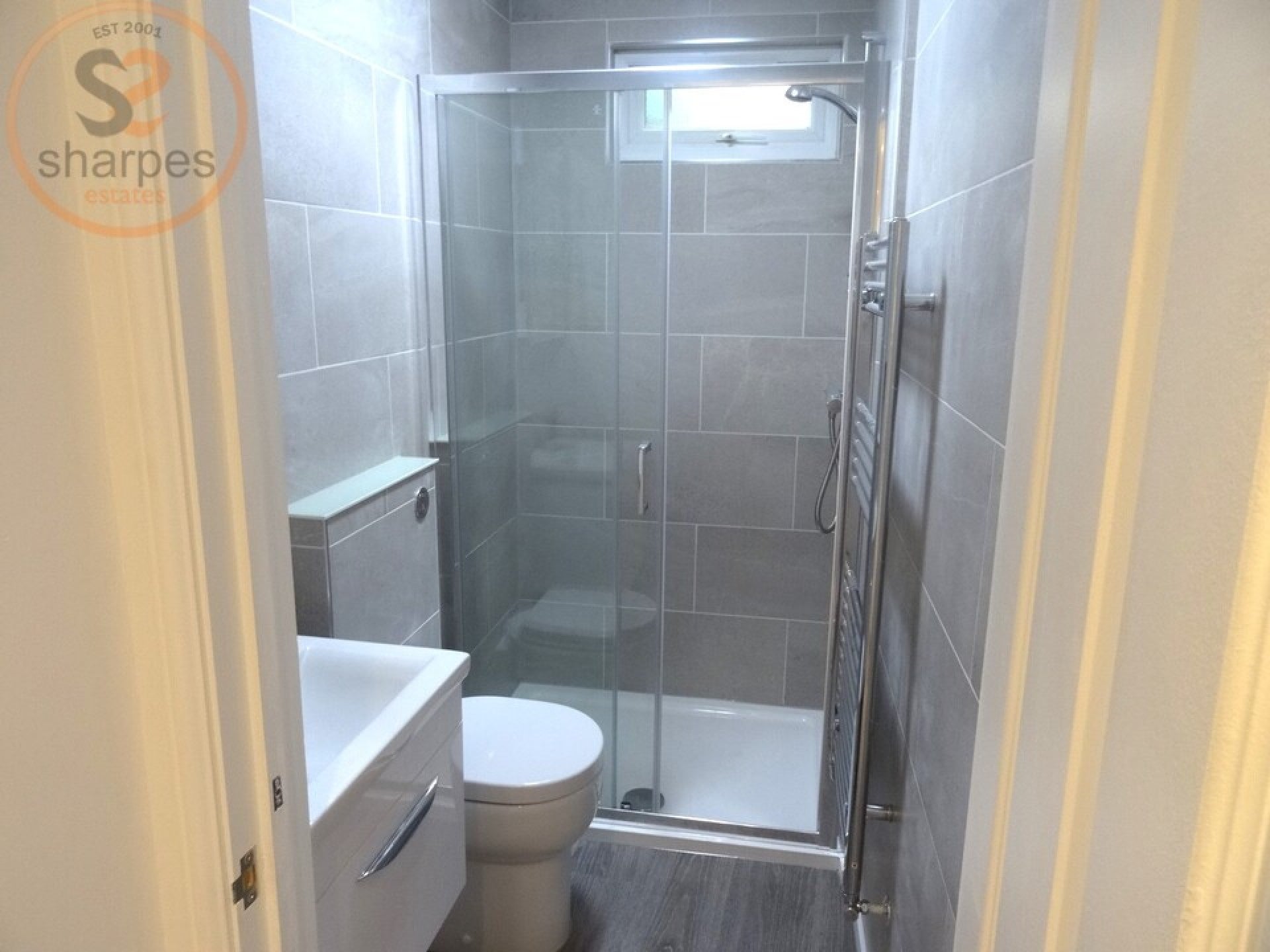 Flat Cowdrey Road in Greater London