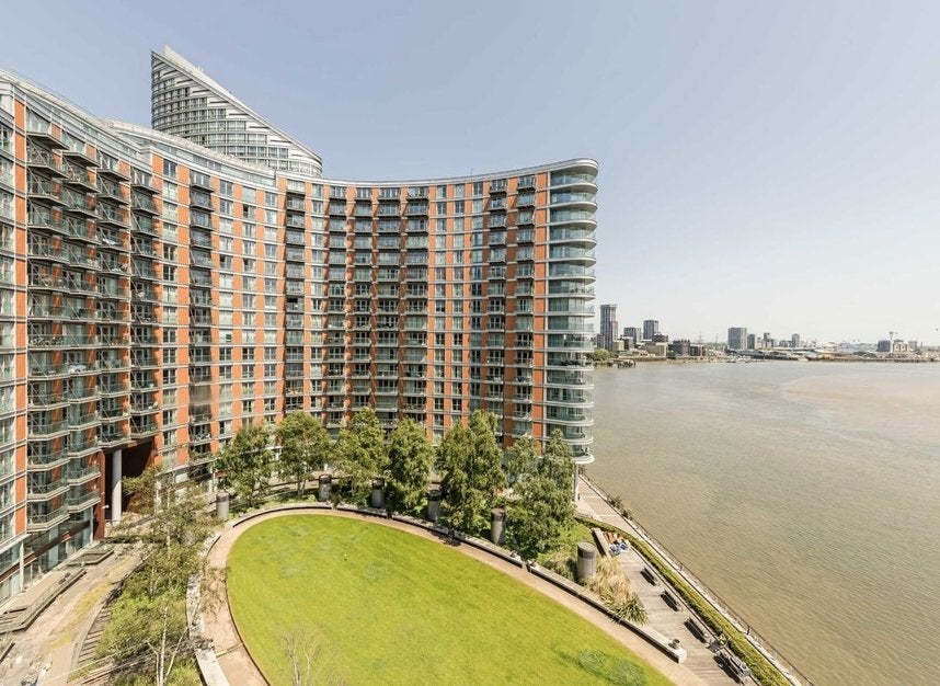 Flat Fairmont Avenue in Greater London