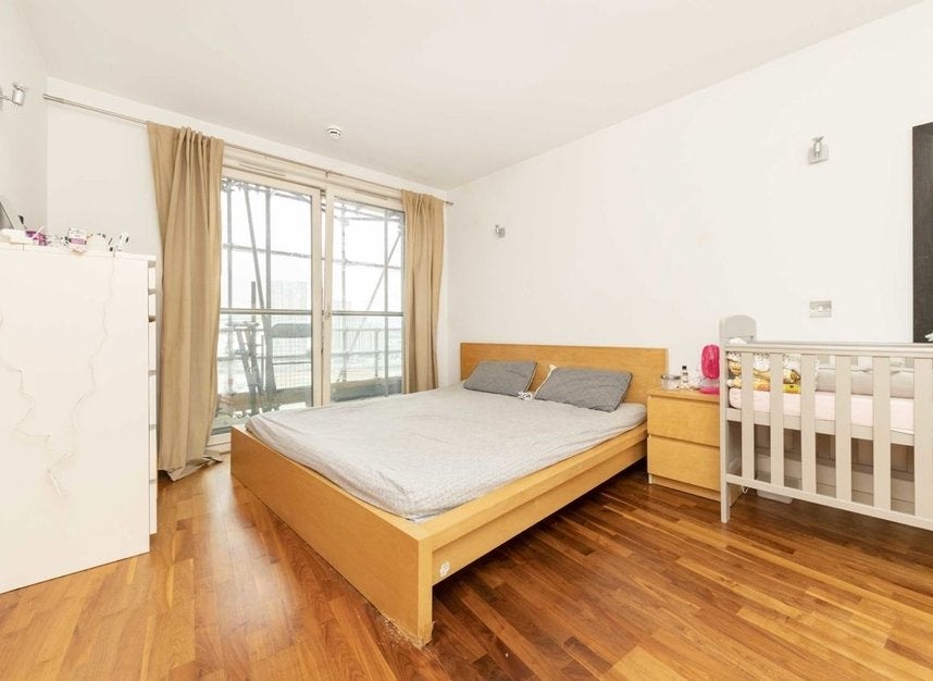 Flat Fairmont Avenue in Greater London