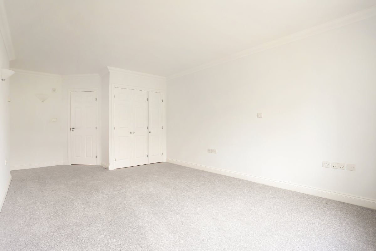 Flat Horsham Road in Waverley