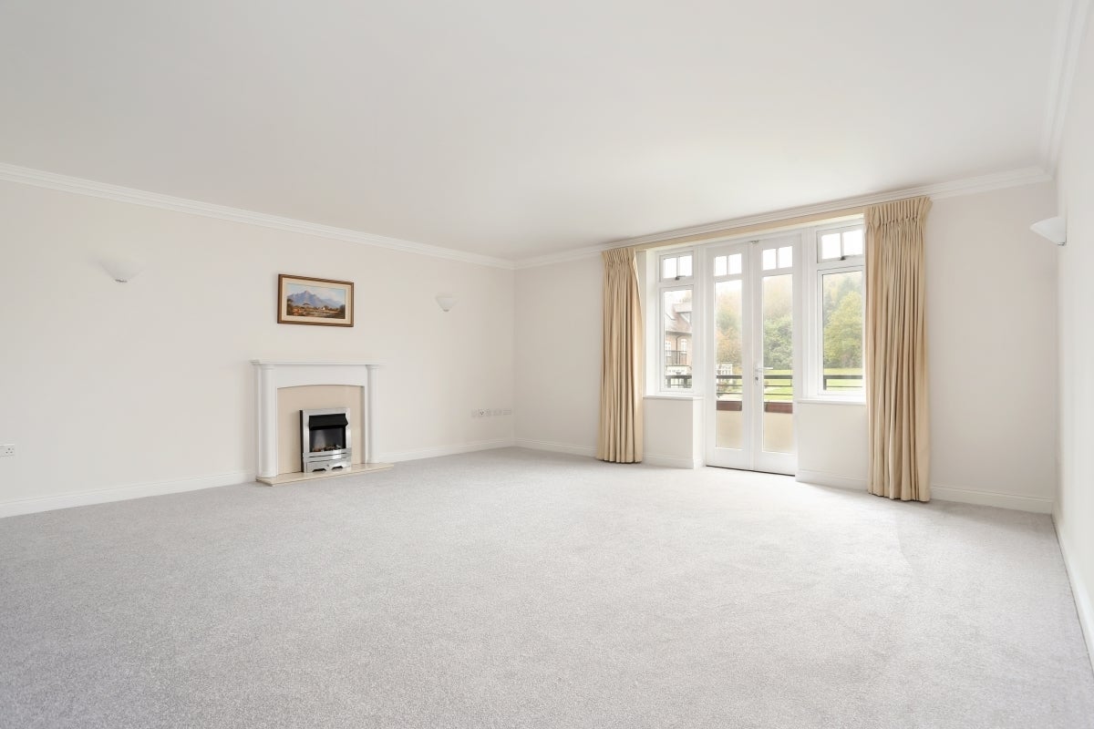 Flat Horsham Road in Waverley