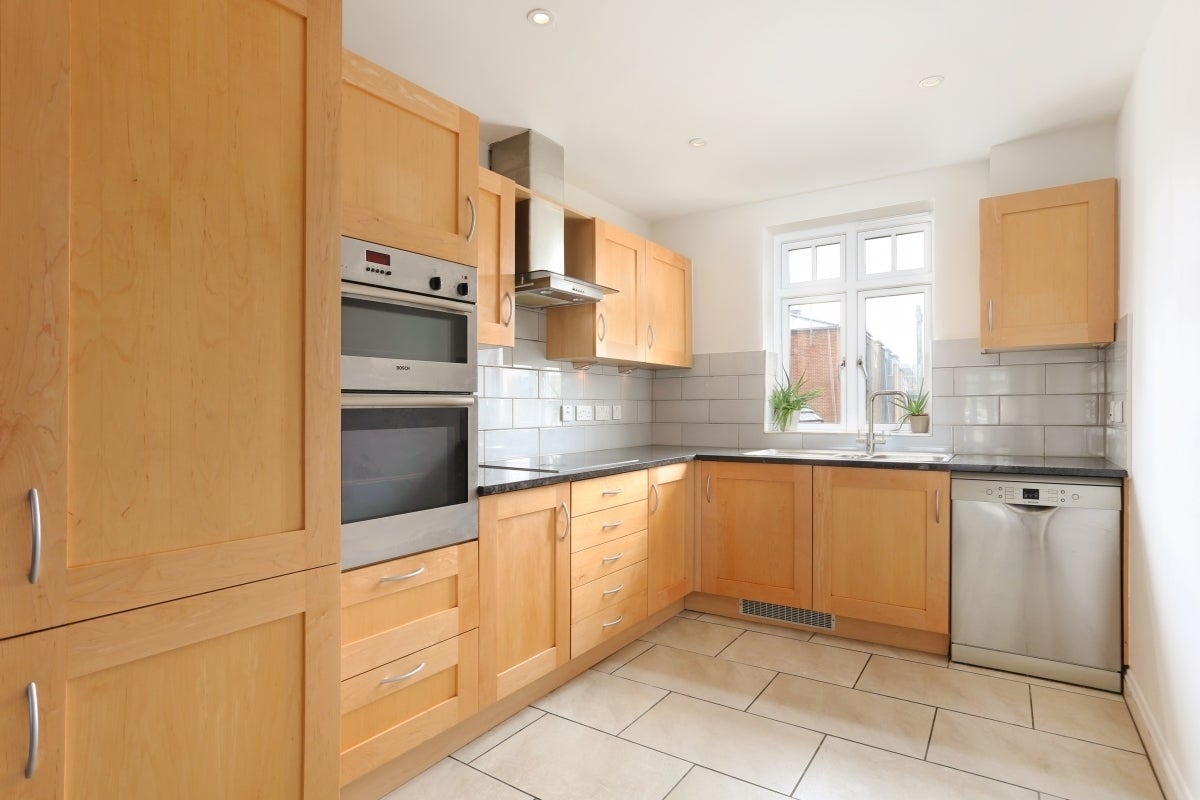 Flat Horsham Road in Waverley