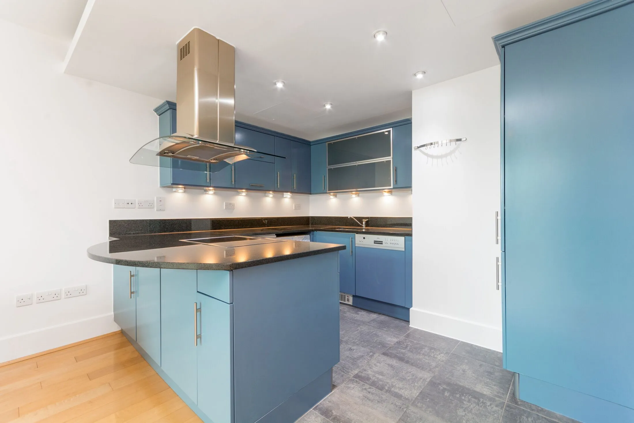 Flat Putney Bridge Road in Greater London
