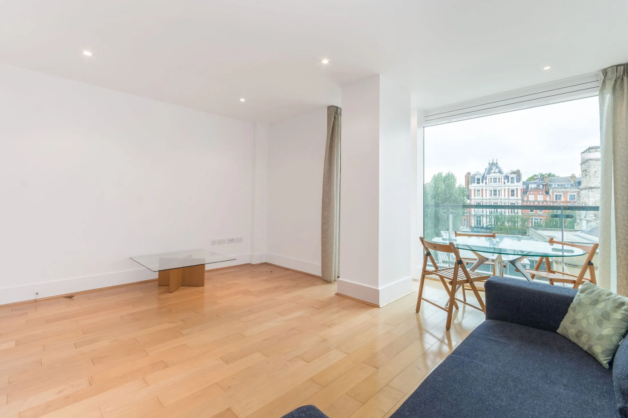 Flat Putney Bridge Road in Greater London