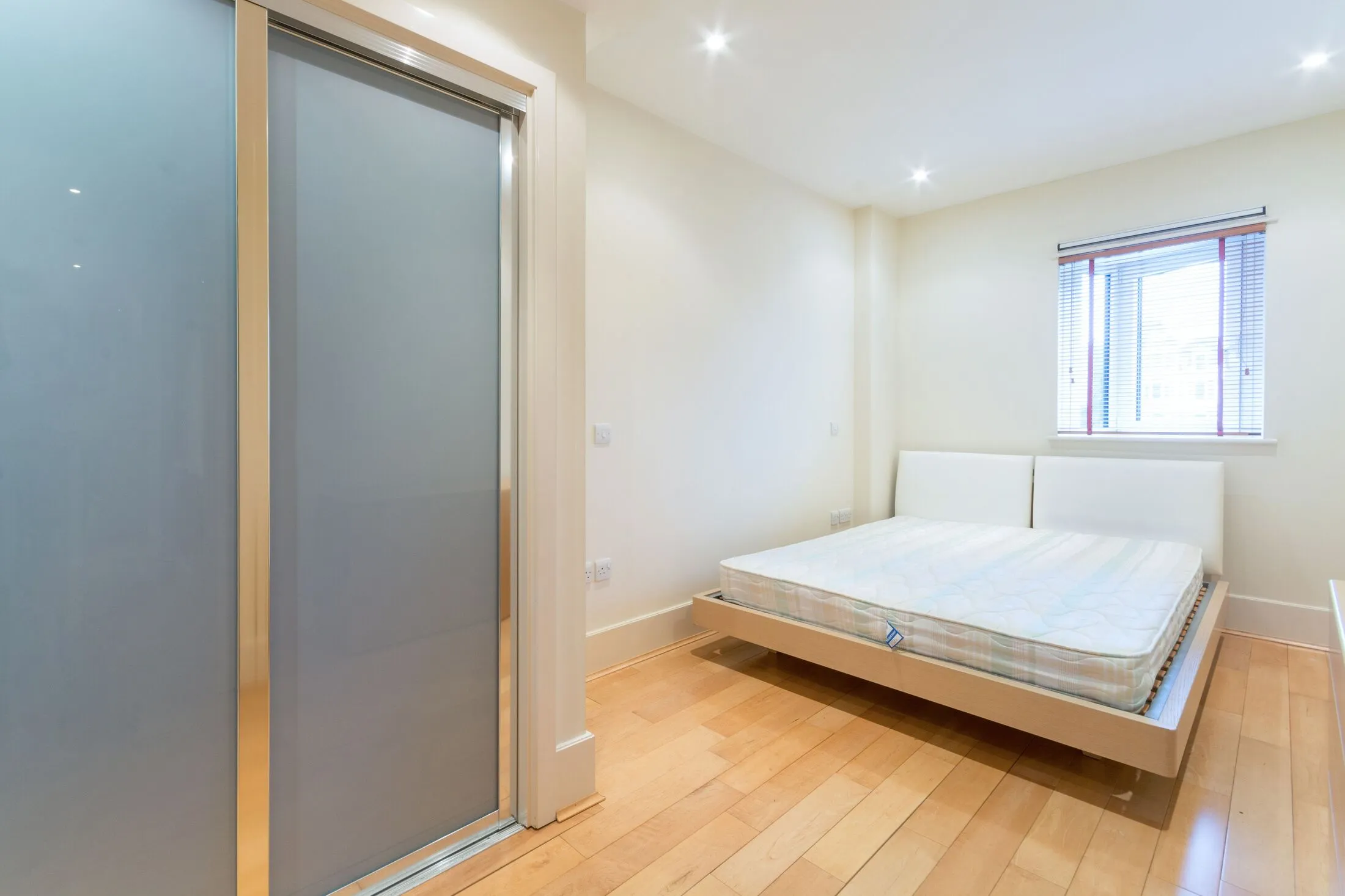 Flat Putney Bridge Road in Greater London