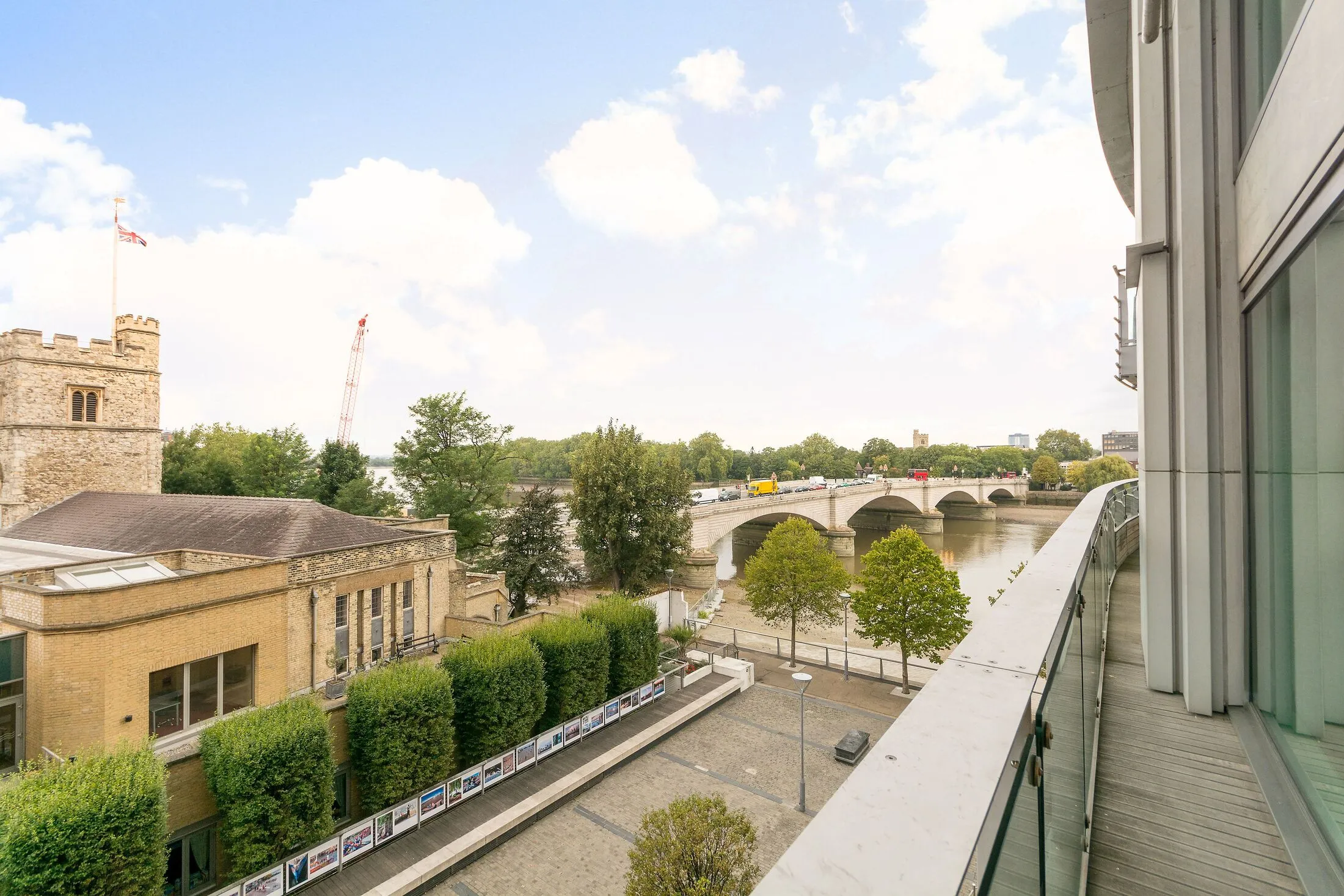 Flat Putney Bridge Road in Greater London