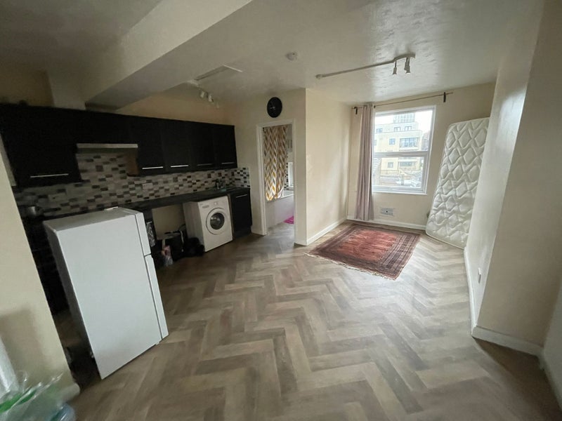 Flat Bromehead Street in Greater London