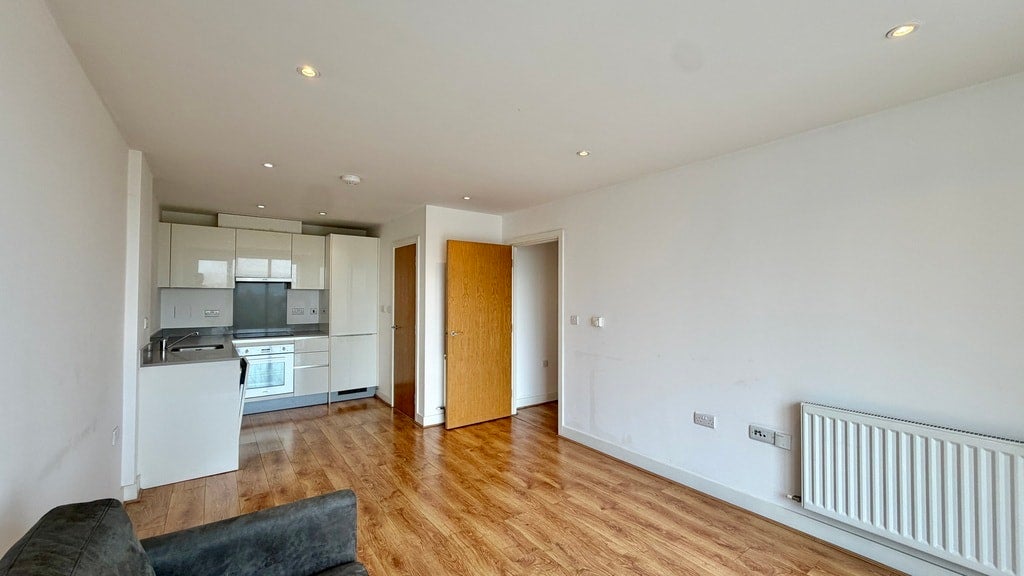 Flat Greenhill Way in Greater London