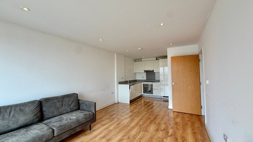 Flat Greenhill Way in Greater London