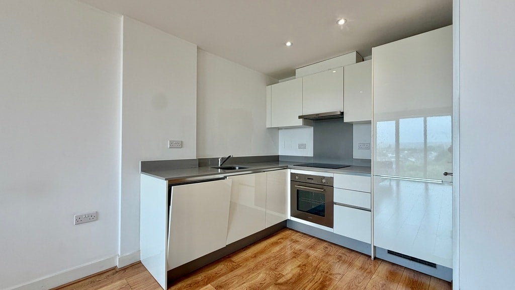 Flat Greenhill Way in Greater London