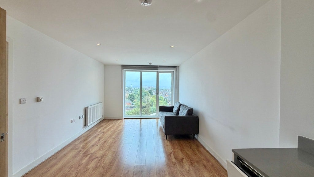 Flat Greenhill Way in Greater London