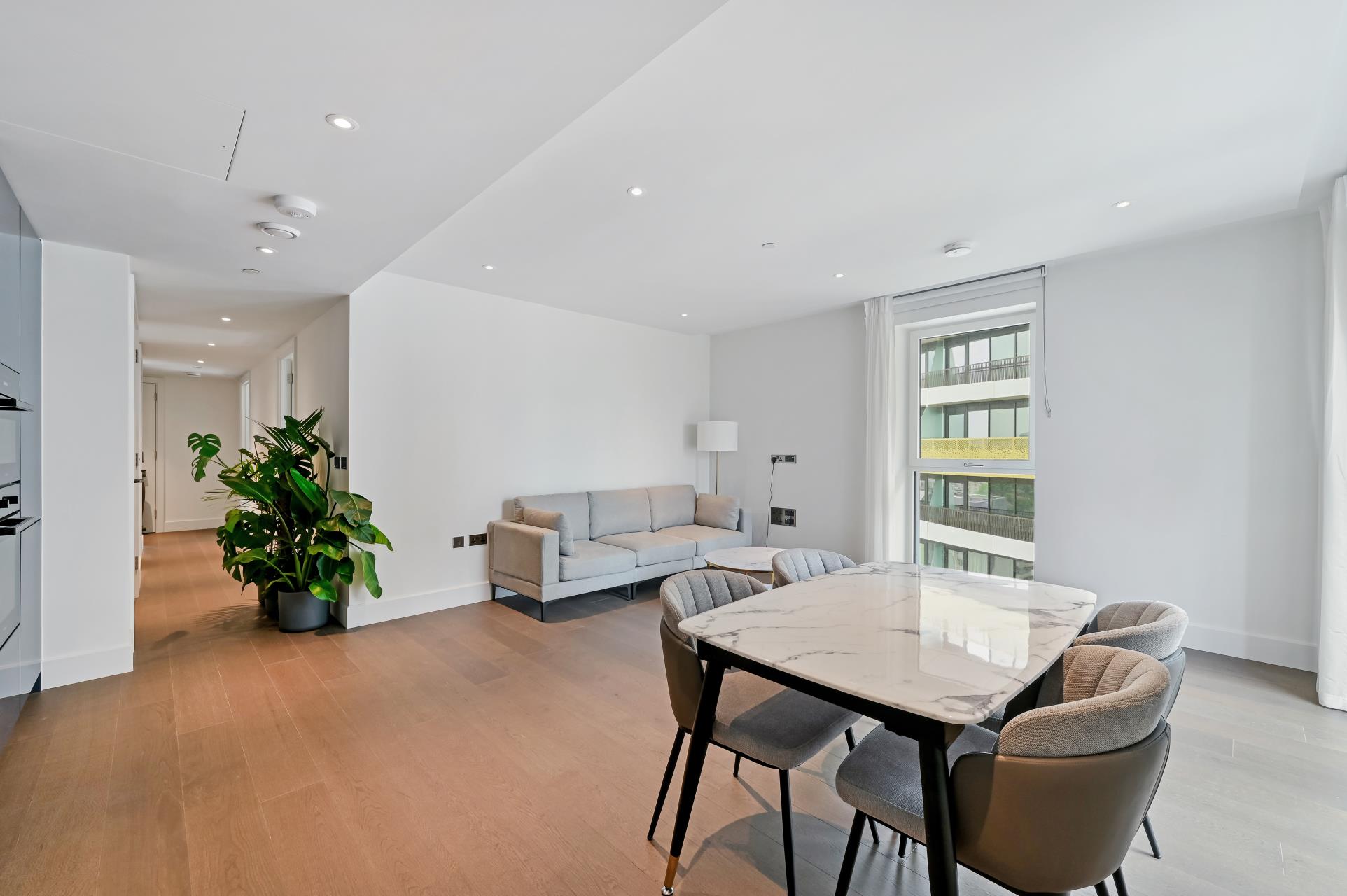 Flat Silver Road in Greater London