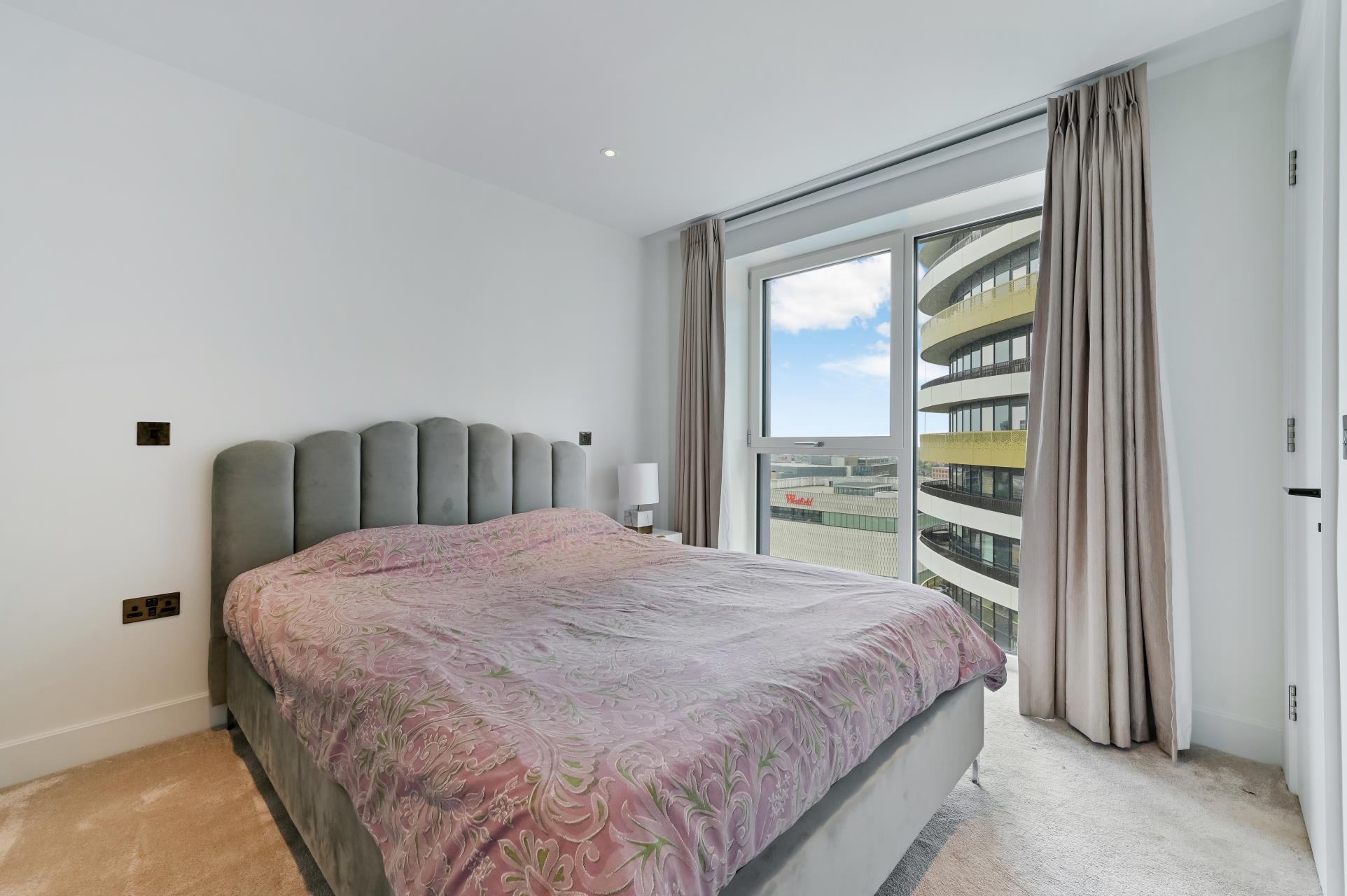 Flat Silver Road in Greater London