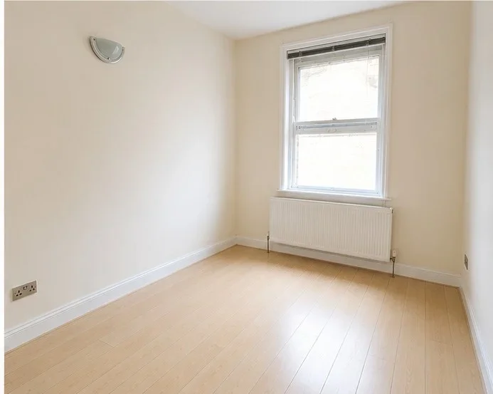 Flat Broomhill Road in Greater London