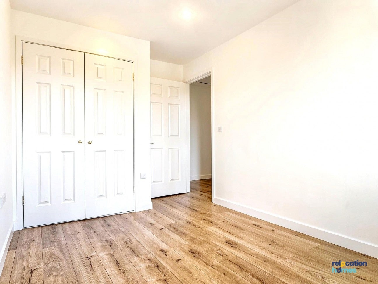 Flat Hennessy Road in Greater London