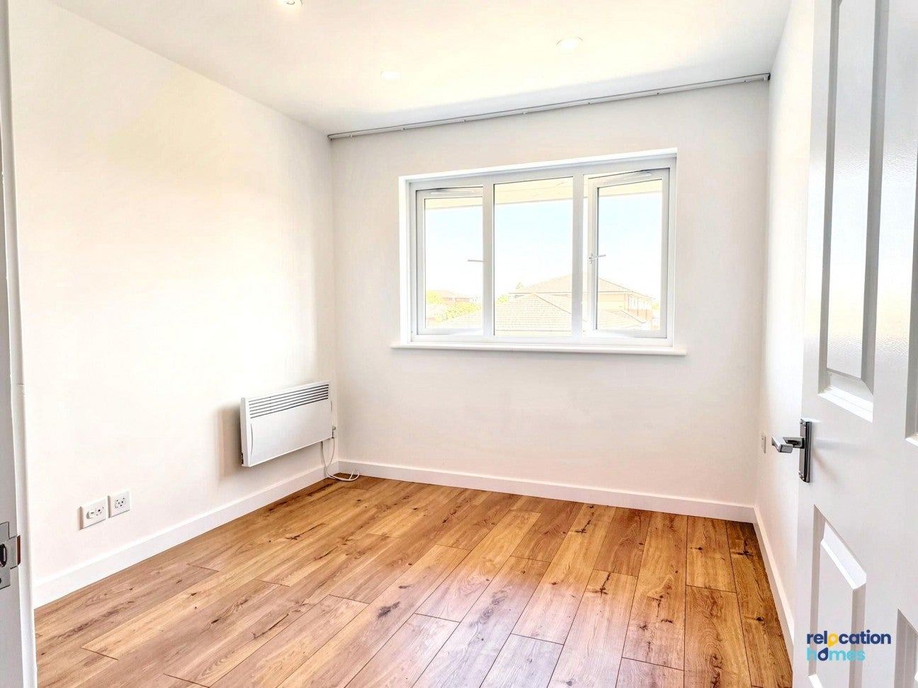 Flat Hennessy Road in Greater London