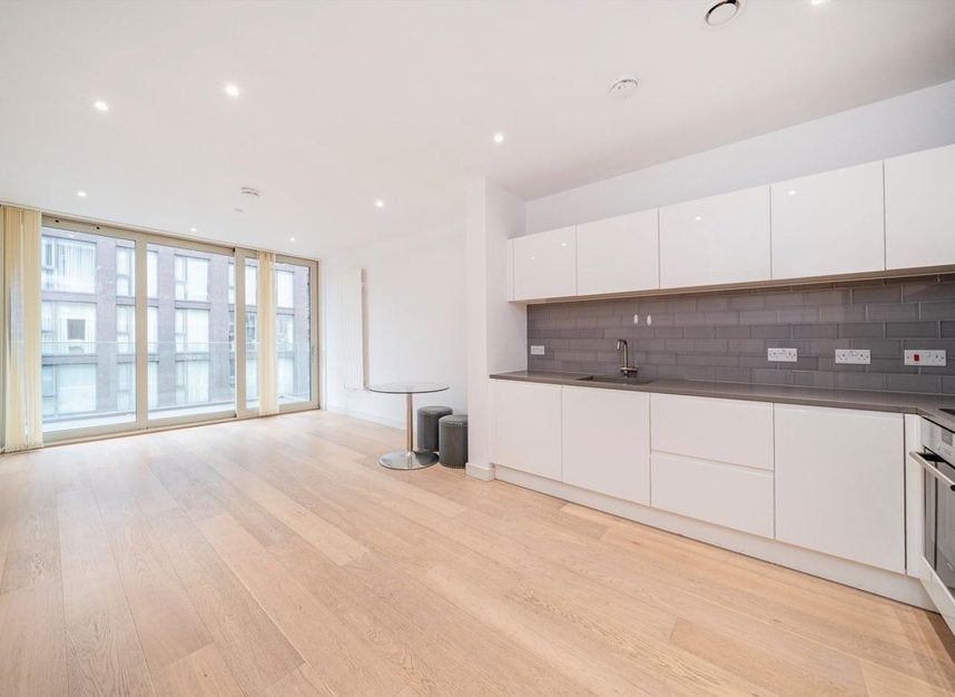 Flat Admiralty Avenue in Greater London