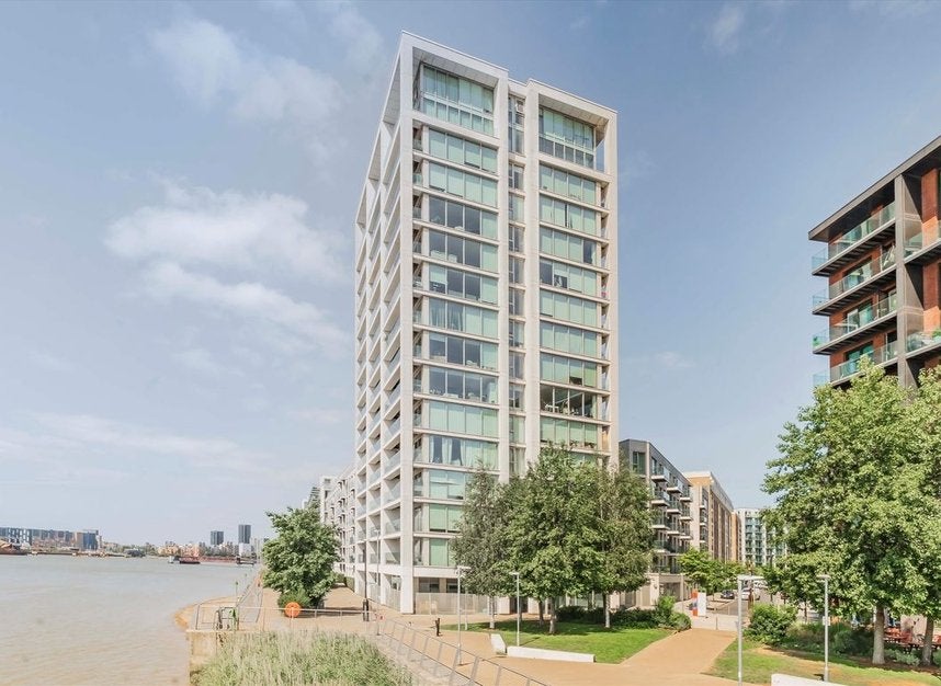 Flat Admiralty Avenue in Greater London