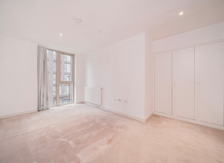 Flat Admiralty Avenue in Greater London