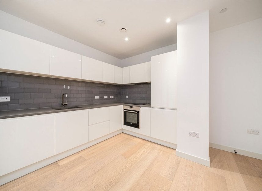 Flat Admiralty Avenue in Greater London
