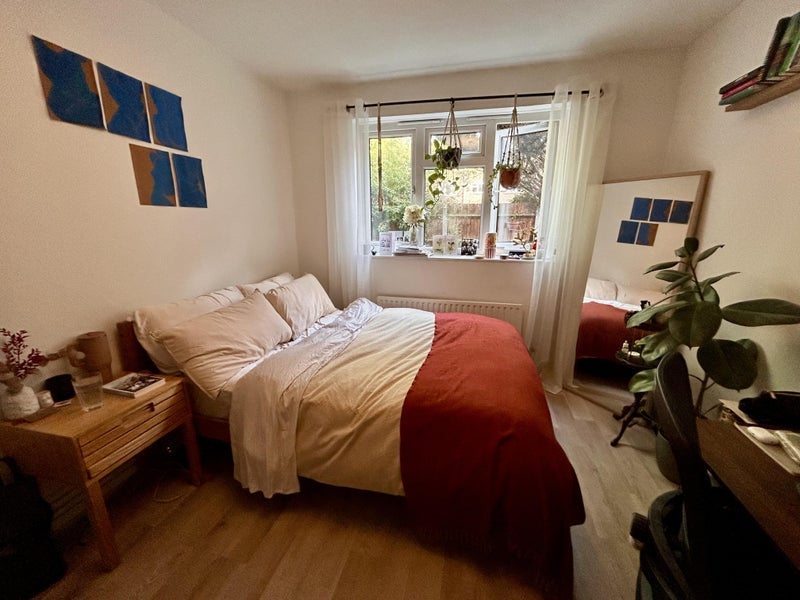Flat Brierly Gardens in Greater London