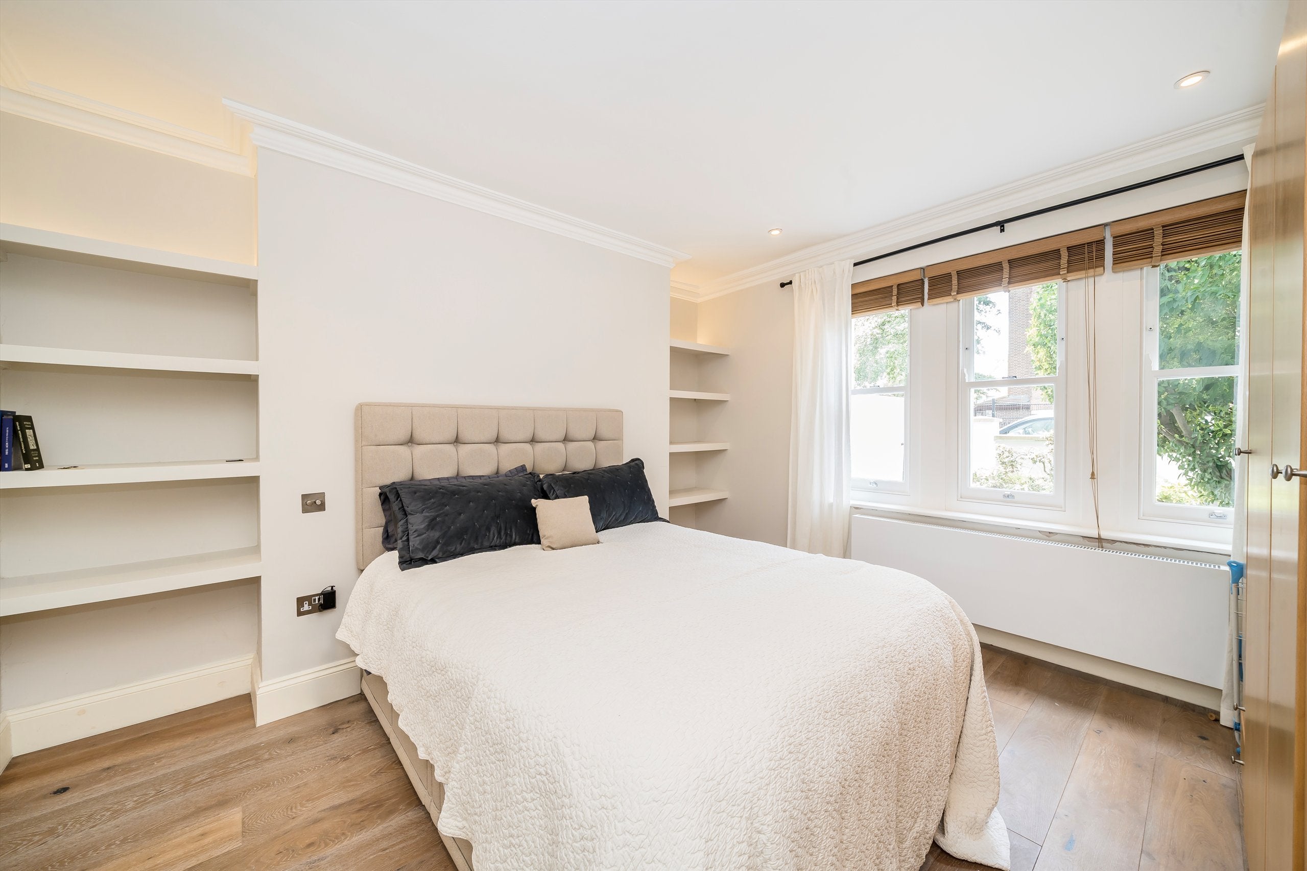 Flat Clarendon Road in Greater London