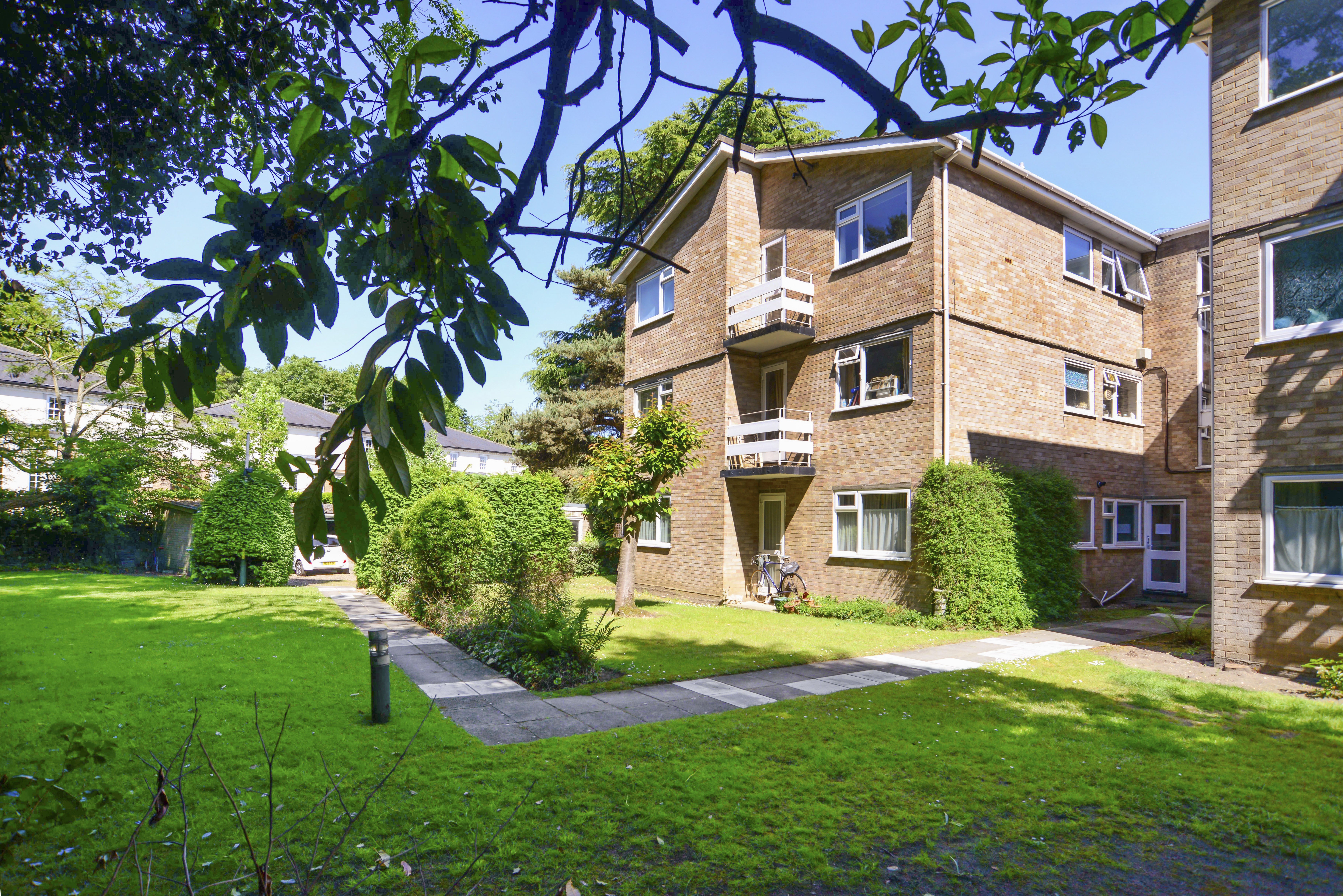 Flat Coniston Court in Elmbridge