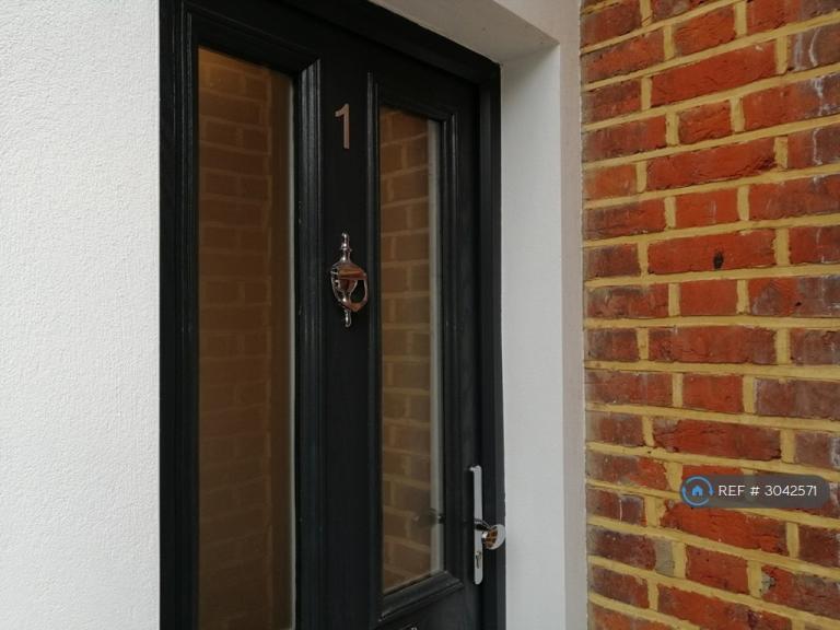 Flat Endymion Road in Greater London