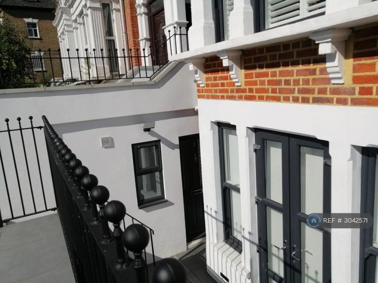 Flat Endymion Road in Greater London