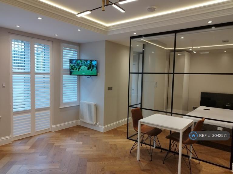 Flat Endymion Road in Greater London