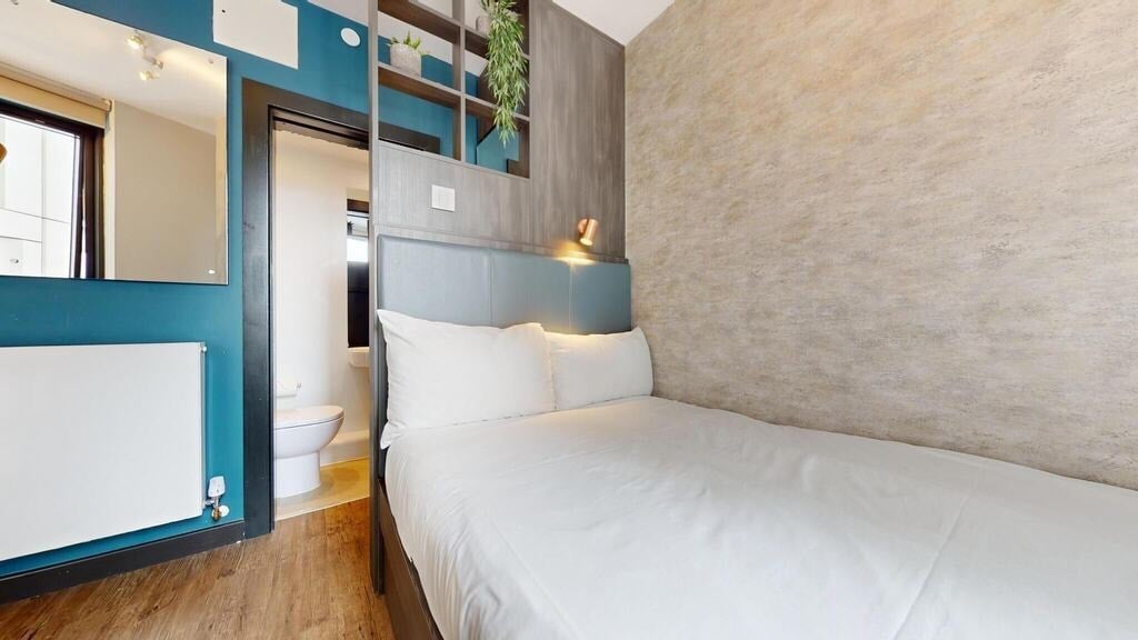 Flat Crossharbour Plaza in Greater London