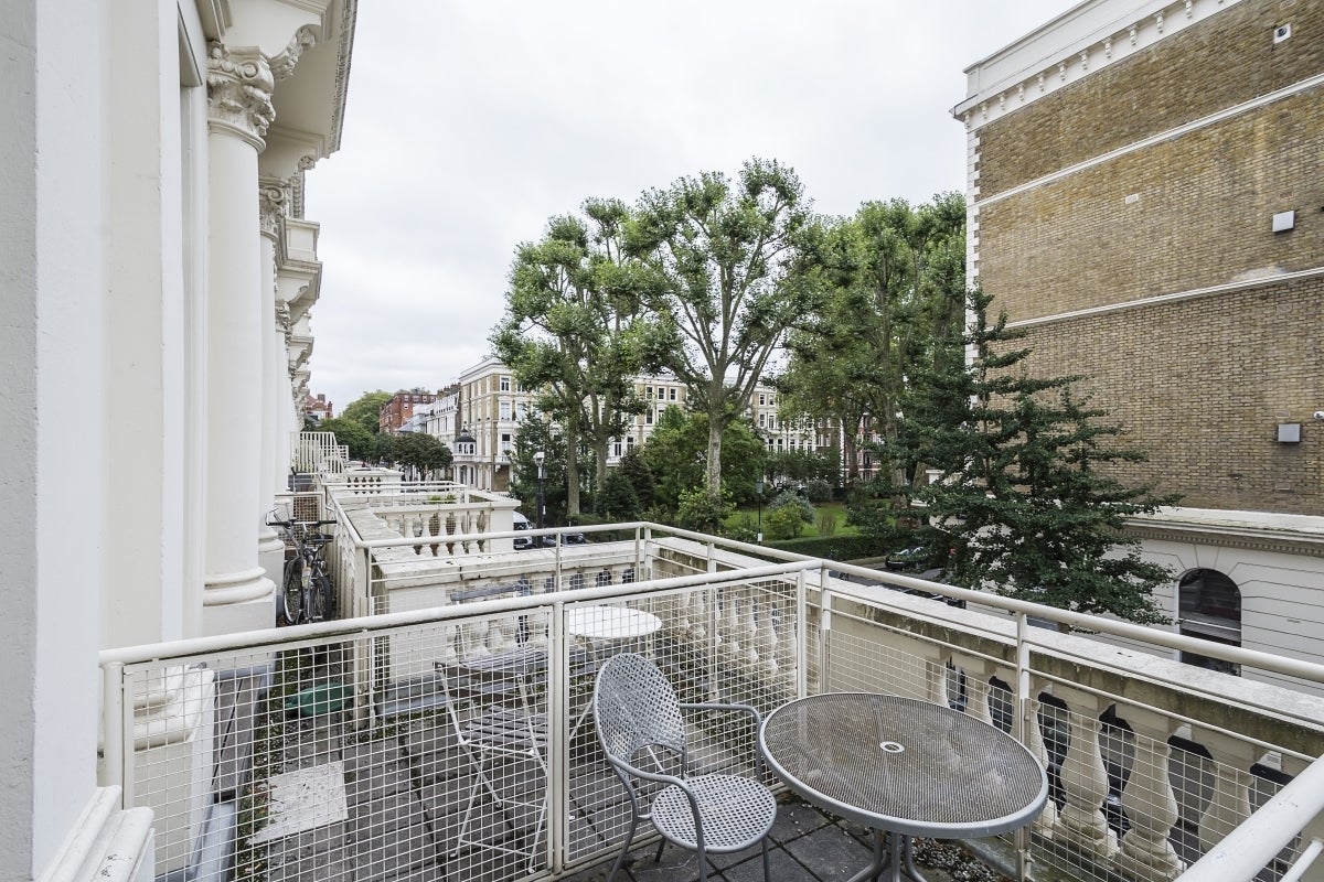 Flat Earl's Court Square in Greater London